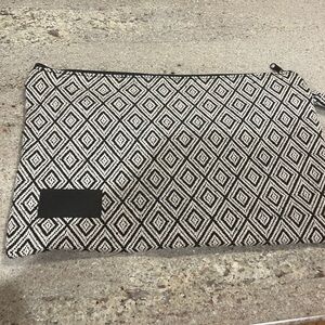 ⚫️⚫️⚫️⚫️Coco Reef Black and White Diamond Pouch⚫️⚫️⚫️⚫️